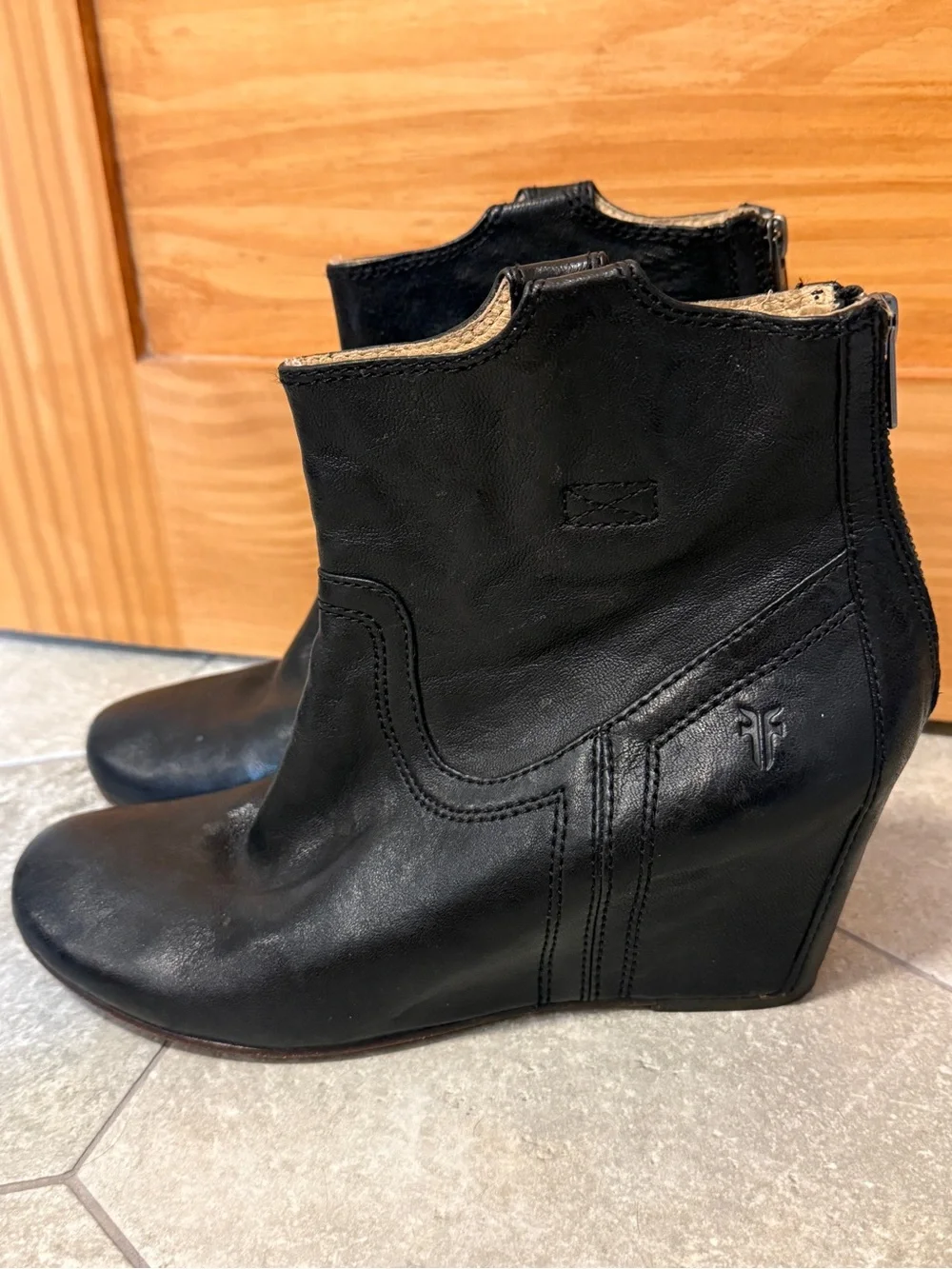 Frye Carson Black Leather Wedge Ankle Boots Zip Back Booties size 8.5M